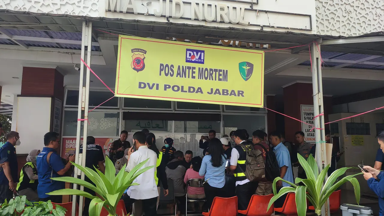 Polisi membuka posko ante mortem di Rumah Sakit Umum Daerah (RSUD) Ciawi, Bogor, untuk keperluan identifikasi korban kecelakaan maut di Gerbang Tol Ciawi.