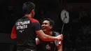 Ganda putra Indonesia, Mohammad Ahsan / Hendra Setiawan, berhasil mengalahkan ganda Jepang, Hiroyuki Endo / Yuta Watanabe, pada BWF World Tour di Tianhe Sports Center, Guangzhou, Minggu (15/12/2019). Ahsan / Hendra menang 24-22 dan 21-19. (AP/Andy Wong)