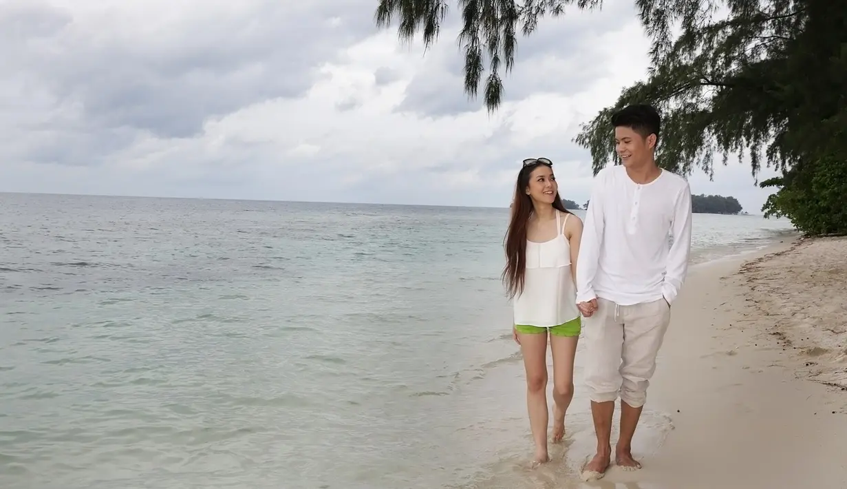 Esal Revano, penyanyi dan pemeran kelahiran Sorong 21 tahun silam itu kembali membuat video klip lagu Masih Ada Cinta dengan konsep sedikit berubah. Latar belakang pantai dipilih agar menambah suasana romantis. (Bambang E. Ros/Bintang.com)