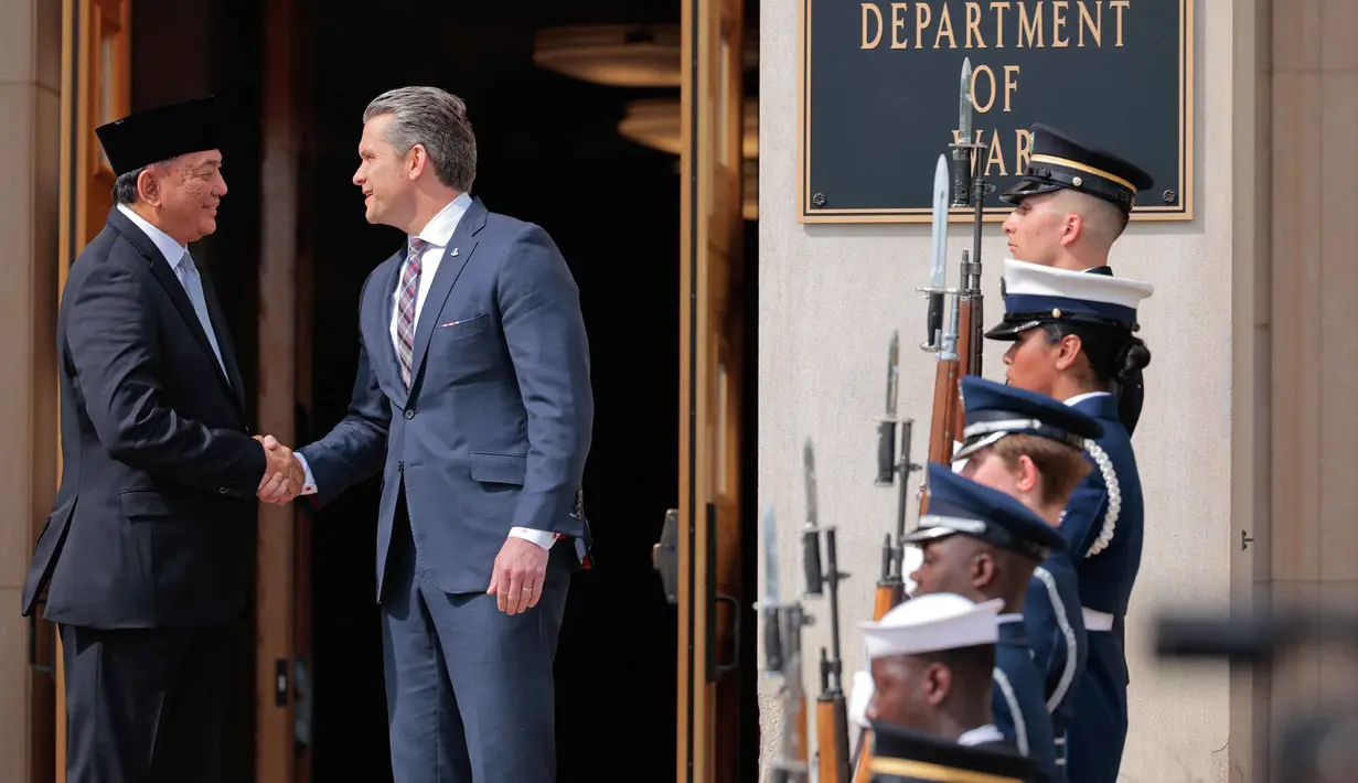 Menteri Urusan Perang Amerika Serikat, Pete Hegseth (kedua kiri) menyambut kedatangan Menteri Pertahanan Republik Indonesia, Sjafrie Sjamsoeddin, sesaat sebelum upacara penghormatan di Pentagon, Arlington, Virginia, pada 13 April 2026. Menteri Pertahanan Republik Indonesia, Sjafrie Sjamsoeddin, bertemu dengan Menteri Urusan Perang Amerika Serikat, Pete Hegseth. (Chip Somodevilla/Getty Images North America/Getty Images via AFP)