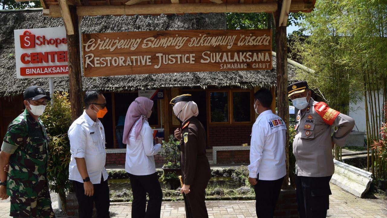 Kajari Garut Neva Sari Susanti bersama Forkpimda Garut, meresmikan Kampung Restorative Justive di Desa Sukalaksana, Samarang, Garut.