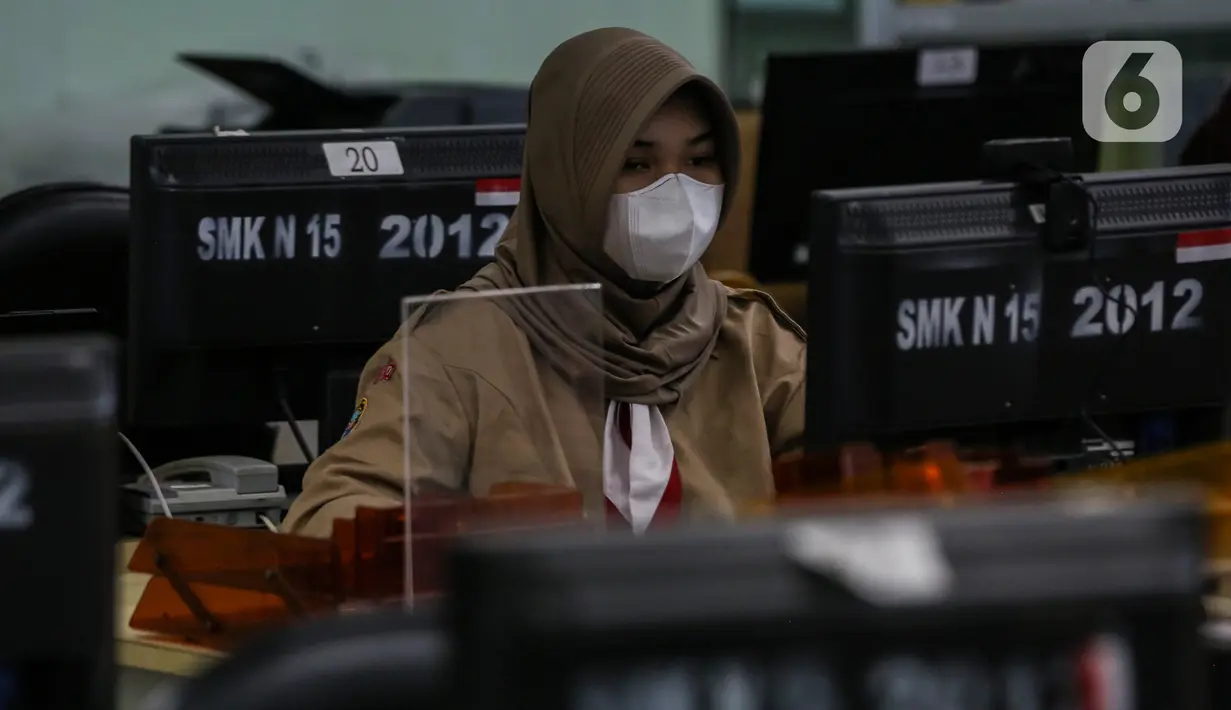 Seorang siswi mengikuti pelaksanaan Asesmen Nasional  Berbasis Komputer (ANBK) 2021 di SMK 15, Jakarta, Rabu (22/9/2021). ANBK  SMK  digelar 20-23 September 2021 dengan mematuhi protokol kesehatan dan ANBK merupakan pengganti Ujian Nasional (UN). (Liputan6.com/Johan Tallo)