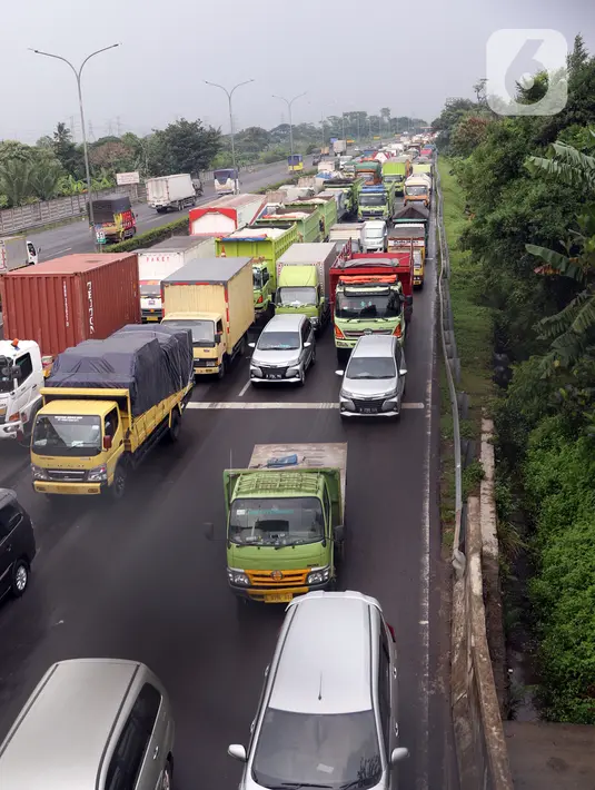 Kemacetan panjang di Gerbang Tol Cikupa, Kabupaten Tangerang, Banten, Kamis (6/5/2021). Kemacetan panjang terjadi akibat adanya pemberlakuan penyekatan larangan mudik Lebaran yang berlaku hari ini hingga 17 Mei mendatang. (Liputan6.com/Angga Yuniar)