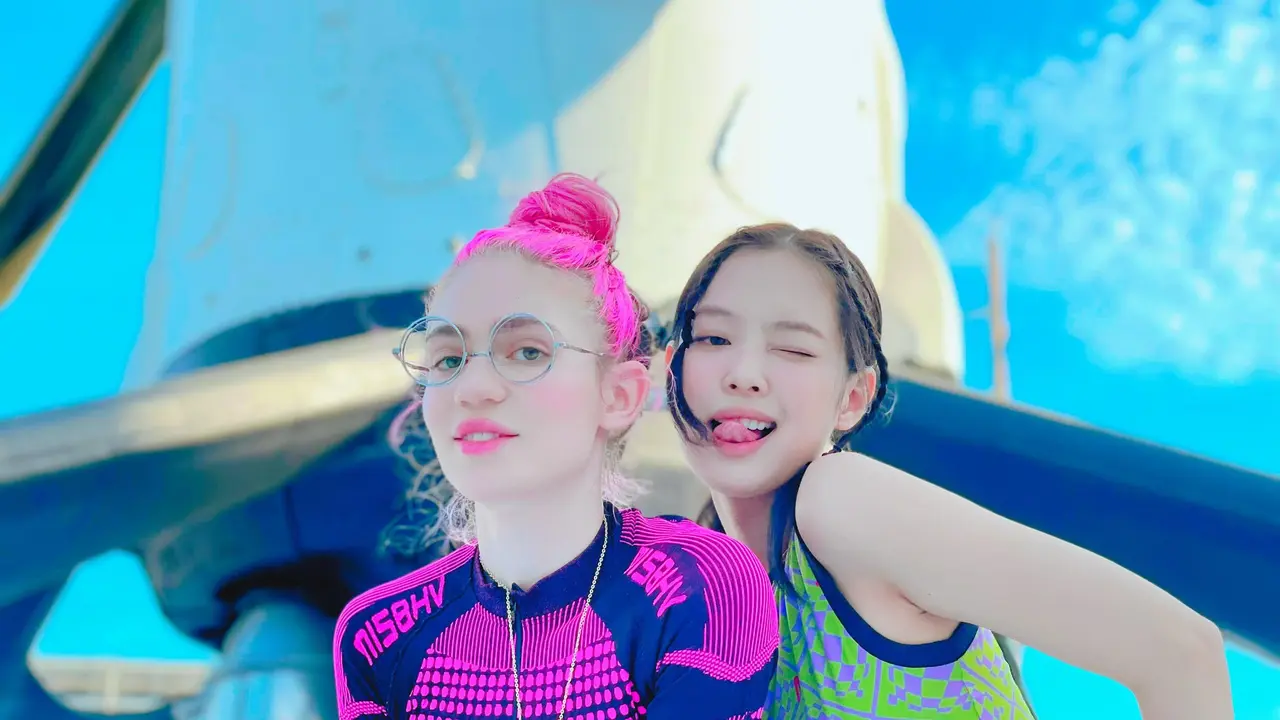 Grimes dan Jennie Blackpink. (Twitter/ Grimezsz)