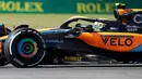 Hamilton dan Leclerc gagal memenuhi aturan tersebut, karena ketebalan plank mobilnya kurang dari 9 mm saat menjalani pemeriksaan. (AP Photo/Nick Didlick)