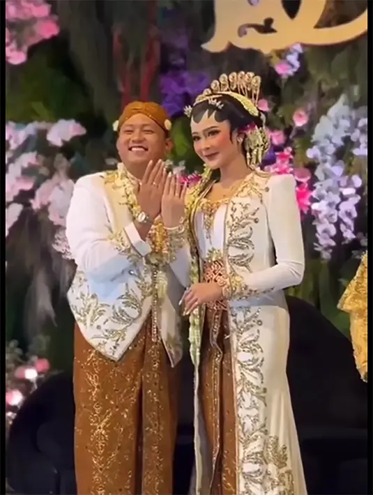 Denny Caknan memberikan mahar perhiasan emas seberat 12 gram dan uang tunai sejumlah 12.000 riyal. Setelah acara di tempat mempelai perempuan, Madiun, selanjutnya akan ada acara Ngunduh Mantu di Ngawi, Jawa Timur, 18 Agustus mendatang. [Instagram/goodall.news]