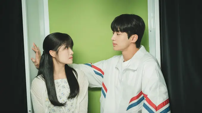 Kim Hye Yoon dan Byun Woo Seok dalam drakor Lovely Runner. (tvN via Soompi)