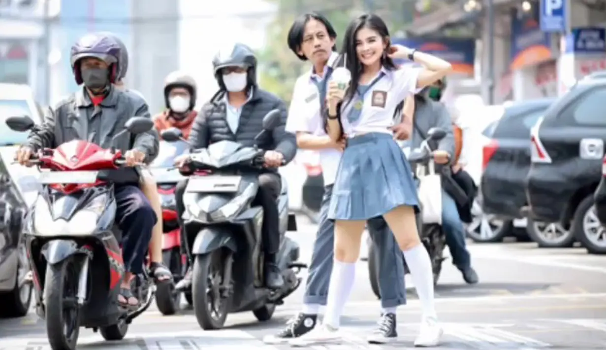 Penampilan Epy Kusnandar dan Karina Ranau pun mencuri perhatian dengan mengenakan kostum seragam SMA. (FOTO: instagram.com/karinaranau9)