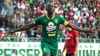 Makan Konate menjadi kapten Persebaya dan berhasil mencetak dua gol dalam kemenangan 4-2 atas Madura United dalam laga terakhir Grup A Piala Gubernur Jatim 2020 di Stadion Gelora Bangkalan, Jumat (14/2/2020). (Bola.com/Aditya Wany)