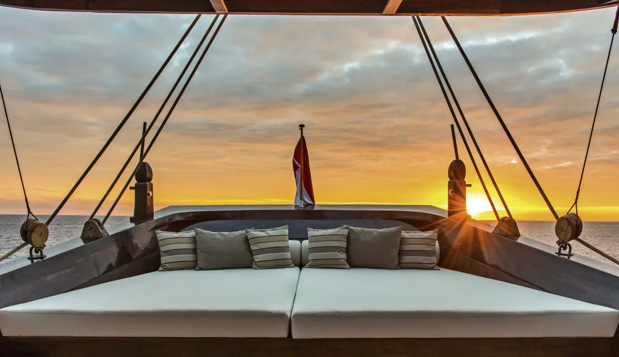 Amandira memastikan perjalanan yang nyaman untuk melihat beberapa lanskap bawah laut. Bersantap di Amandira menyajikan hidangan Indonesia, Asia, dan internasional yang lezat. Semua disiapkan secara ekslusif dengan bahan-bahan segar.