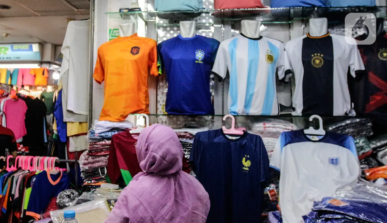 Pedagang menunggu pembeli jersey timnas sepak bola peserta Piala Dunia Qatar 2022 di salah satu kios Blok B Pasar Tanah Abang, Jakarta, Kamis (24/11/2022). Menurut pedagang, permintaan jersey timnas meningkat dikarenakan Piala Dunia Qatar 2022 yang dimulai sejak 20 November 2022. (Liputan6.com/Johan Tallo)