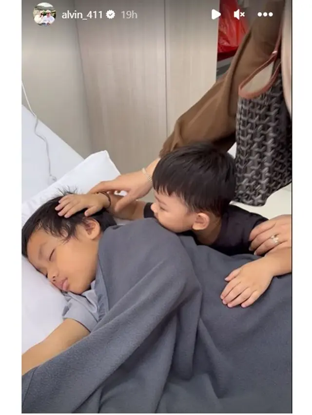 6 Potret Yusuf Anak Larissa Chou Dirawat di Rumah Sakit, Dijenguk Alvin Faiz