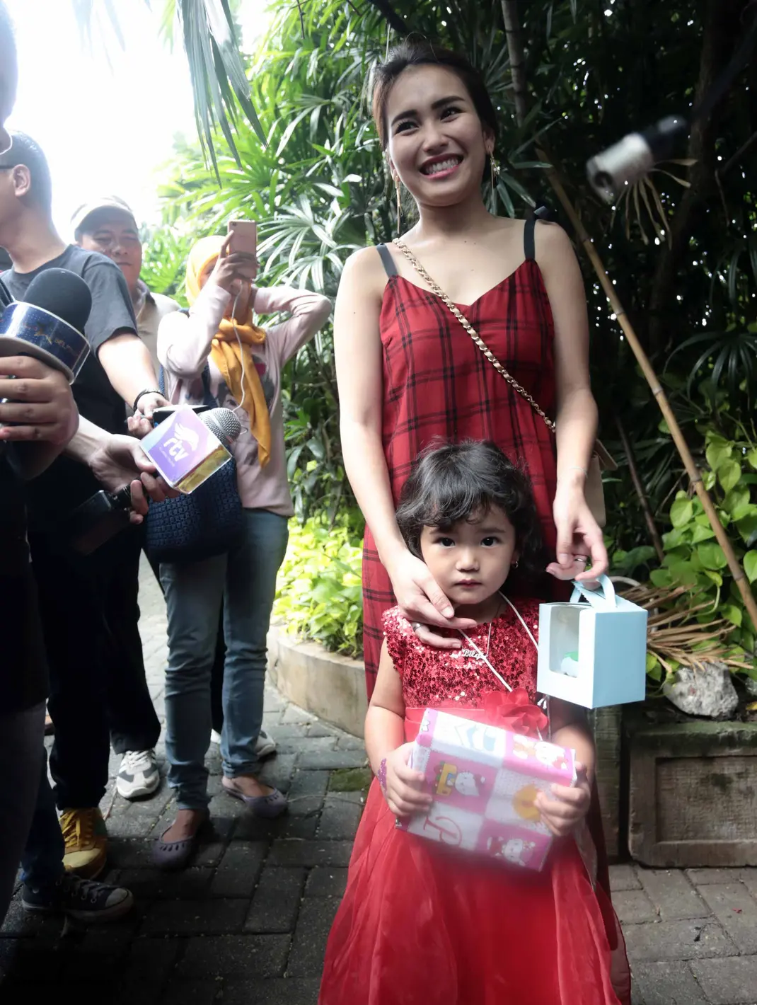 Ayu Ting Ting dan Bilqis Tampil Kompak di Ultah Anak Nia Ramadhani