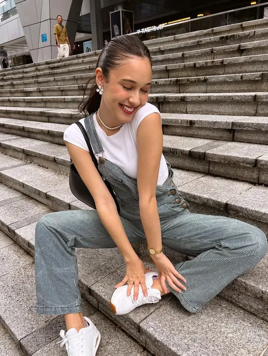 OOTD kasual ala Yasine Napper. Ia mengenakan kaus putih lengan pendek dipadu dungaree berwarna hitam bermotif garis. [Foto: Instagram/yasminnapper]