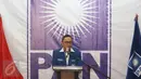 Ketua Umum PAN Zulkifli Hasan memberikan pernyataan saat deklarasi dukungan di Jakarta, Rabu (22/3). Dewan Pengurus Pusat PAN secara resmi mendeklarasikan dukungan untuk cagub dan cawagub nomor urut tiga Anies-Sandiaga. (Liputan6.com/Immanuel Antonius)