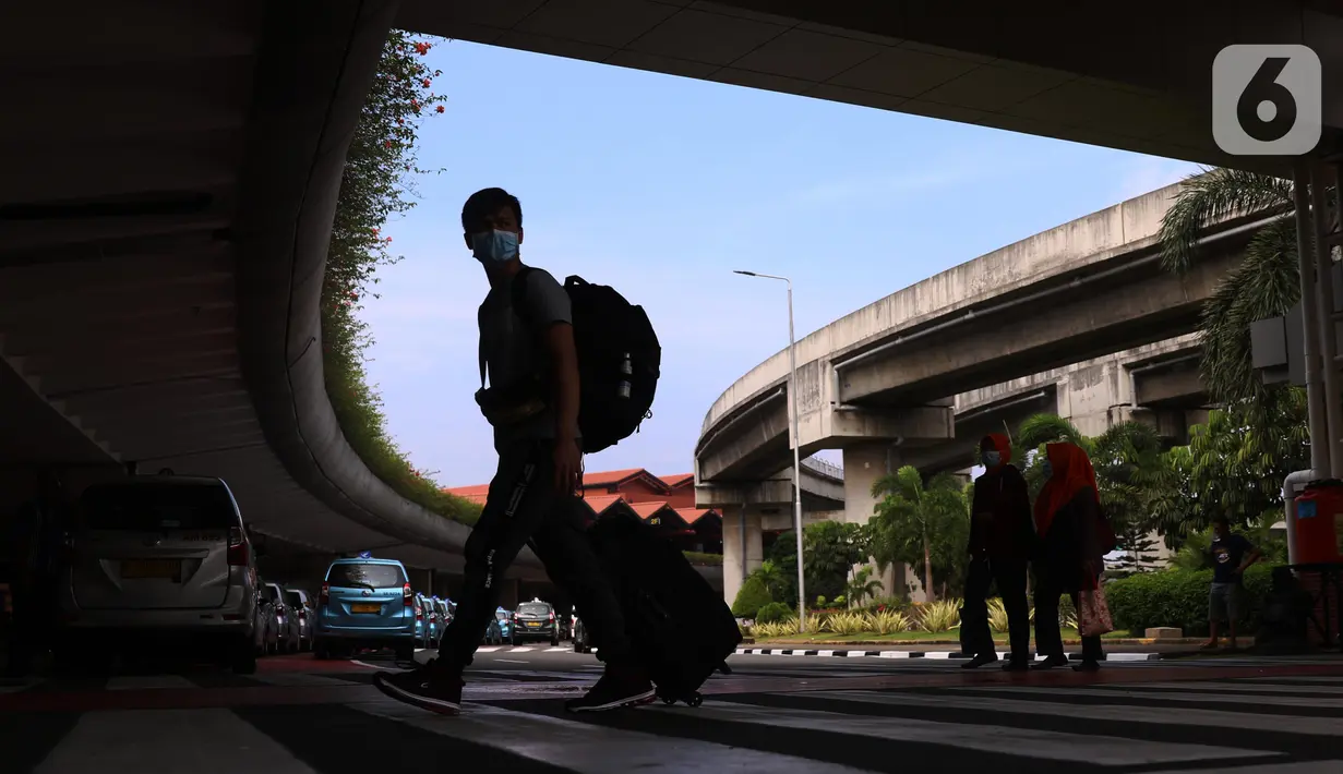 Penumpang pesawat berjalan keluar dari Terminal 2 Bandara Soekarno Hatta, Tangerang, Banten, Selasa (18/5/2021). Berdasarkan data pengelola Bandara Soekarno Hatta pada hari pertama pascalarangan mudik, tercatat ada 651 pergerakan pesawat baik datang maupun pergi. (Liputan6.com/Angga Yuniar)