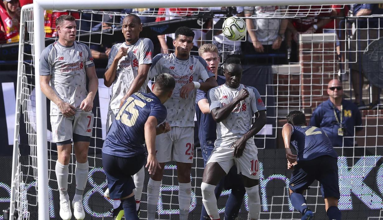 Gelandang Manchester United, Andreas Pereira, melepaskan tendangan bebas ke gawang Liverpool pada laga ICC 2018 di Stadion Ann Arbor, Michigan, Minggu (29/7/2018). Liverpool menang 4-1 atas Manchester United. (AP/Carlos Osorio)