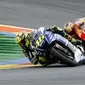 Saling Salip Valentino Rossi (kiri) dan Marc Marquez (Liputan6.com/MotoGP)