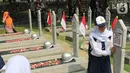 Pelajar melakukan ziarah saat peringatan Hari Pahlawan Nasional di Taman Makam Pahlawan (TMP) Utama Kalibata, Jakarta Selatan, Minggu (10/11/2109). Ziarah tersebut digelar dalam rangka peringatan Hari Pahlawan 10 November 2019. (Liputan6.com/Herman Zakharia)