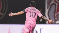 Selebrasi bintang Inter Miami, Lionel Messi, usai menjebol gawang Atalanta United di Mercedes-Benz Stadium, Atalanta, Senin WIB (17-3-2025). (Bola.com/X @InterMiamiCF)