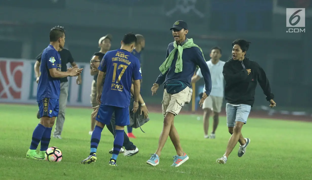Suporter tim Maung Bandung menghampiri pemain saat laga Bhayangkara FC melawan Persib di Stadion Patriot Candrabhaga, Bekasi, Minggu (4/6). Persib kalah 0-2 dari Bhayangkara FC. (Liputan6.com/Helmi Fithriansyah)