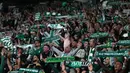 Suporter Sporting CP memberikan dukungan kepada timnya saat laga Liga Champions 2024/2025 melawan Manchester City di Jose Alvalade, Lisbon, Portugal, Rabu (06/11/2024) WIB. (AFP/Filipe Amorim)