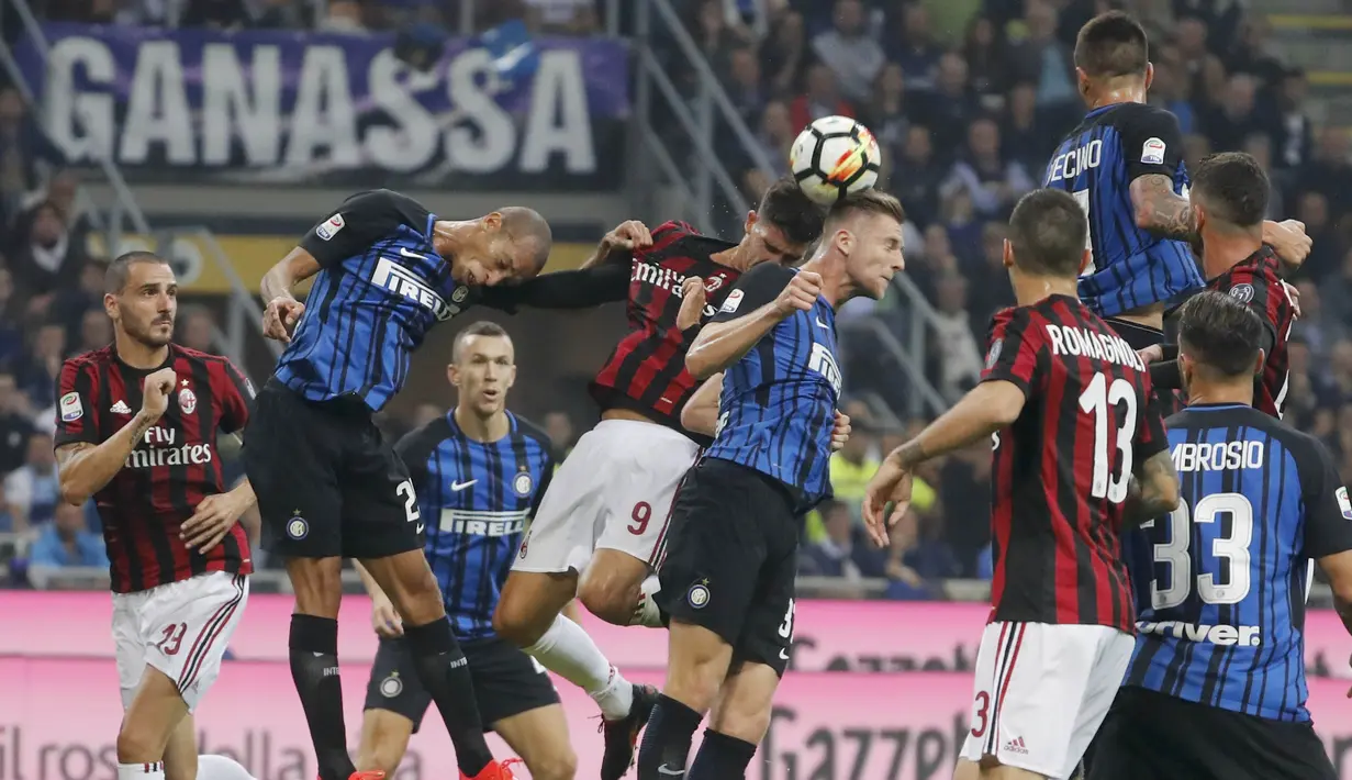 Bek Inter Milan, Skriniar, duel udara dengan striker AC Milan, Andre Silva, pada laga Serie A Italia di Stadion Giuseppe Meazza, Milan, Minggu (15/10/2017). Inter Milan menang 3-2 atas AC Milan. (AP/Antonio Calanni)