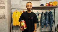 Founder Untold.co, Yung, memamerkan koleksi busana terbaru hasil kolaborasi dengan produsen biskuit marie di USS 2019. (Liputan6.com/Dinny Mutiah)