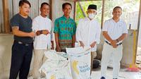 Mantan Gubernur Riau yang kini jadi anggota DPR, Arsyadjulianci Rachman (dua dari kanan) saat memborong beras petani di Kota Dumai. (Liputan6.com/M Syukur)