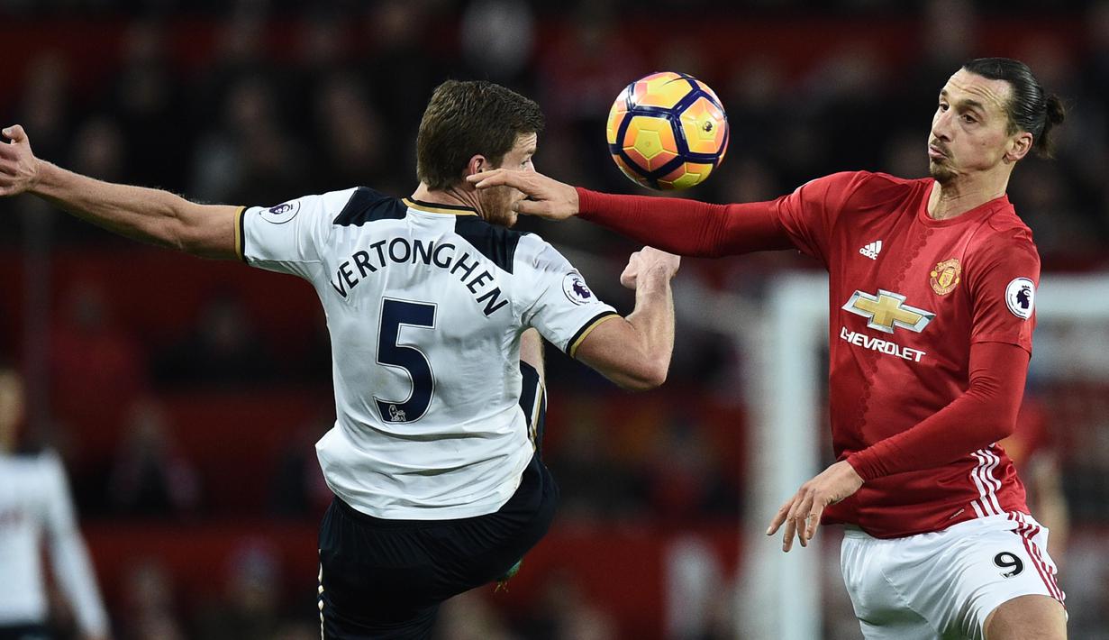 Duel pemain Manchester United, Zlatan Ibrahimovic dan pemain Spurs, an Vertonghen (kiri) pada lanjutan Premier League di Old Trafford, Manchester, (11/12/2016). (AFP/Oli Scarff)