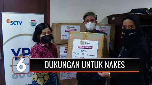 Dukung gerakan vaksin nasional untuk mengatasi pandemi Covid-19, Tim YPP SCTV-Indosiar serahkan bantuan APD dan paket makanan untuk nakes dalam vaksinasi yang digelar Ikatan Pekerja Sosial Masyarakat (IPSM), Kementerian Sosial.