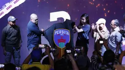 Presiden Klub Persita, Ahmed Rully, bersama para legenda memperkenalkan logo baru di Gading Serpong, Tangerang, Rabu, (26/2/2020). Jelang bergulirnya Shopee Liga 1 2020 Tim berjuluk Pendekar Cisadane ini memperkenalkan tim, jersey hingga logo baru. (Bola.