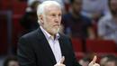 Pelatih San Antonio Spurs, Gregg Popovich saat memimpin timnya melawan Miami Heat pada laga NBA basketball game di Miami, (25/10/2017). Spurs kalahkan Heat 117-100.  (AP/Wilfredo Lee)