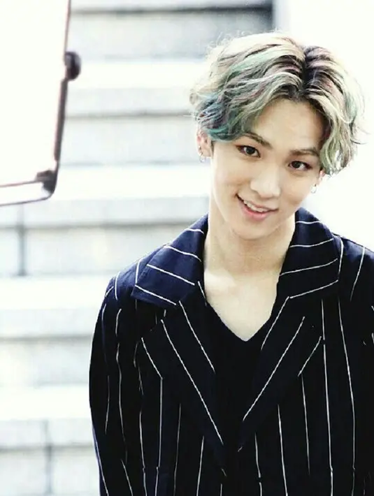 Selain punya wajah yang imut, Key SHINee juga punya gigi yang sempurna. Hal tersebut ia terlihat begitu manis saat tersenyum. (Foto: pinterest.com)