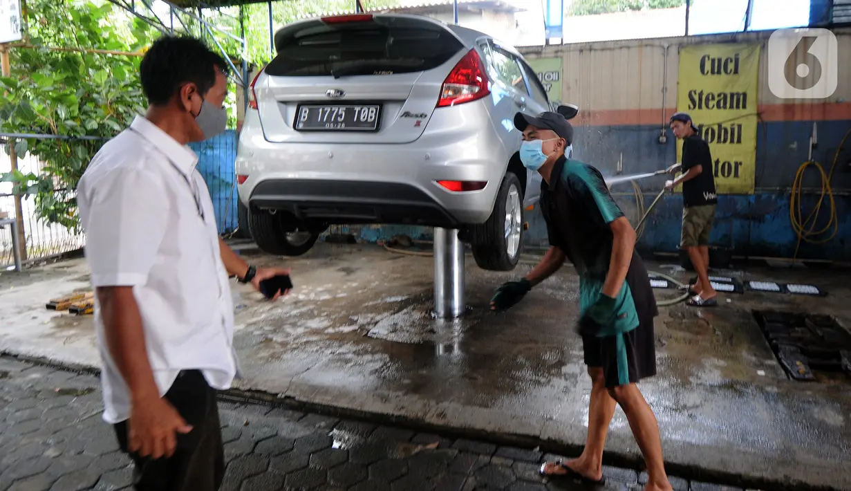 Karyawan penyandang tunarungu berkomunikasi menggunakan bahasa isyarat dengan pelanggannya di Deaf Cafe and Car Wash di kawasan Cinere, Depok, Jawa Barat, Senin (27/9/2021). Seluruh karyawan di tempat cuci mobil-motor dan kafe ini merupakan penyandang tunarungu. (merdeka.com/Arie Basuki)