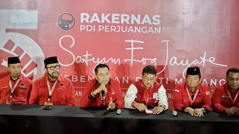 Sejumlah Ketua DPD PDIP memberikan keterangan kepada pers terkait persiapan menghadapi Pilkada 2024 di Arena Rakernas ke-V PDIP, Jakarta.