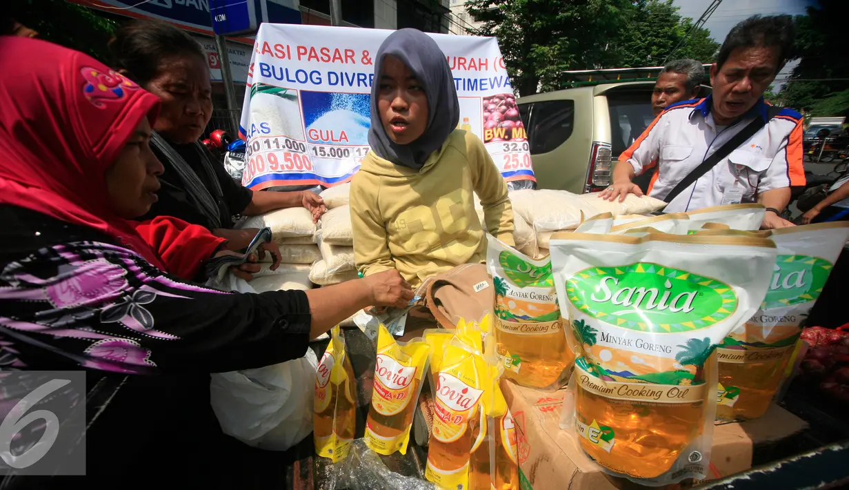 Sejumlah pembeli berbelanja pada operasi pasar murah Bulog DIY di pasar Beringharjo, Yogyakarta, (25/5). Operasi pasar tersebut di jual bererapa bahan kebutuhan pokok diantaranya,beras,minyak goreng di bawah harga pasaran. (Liputan6.com/Boy Harjanto)