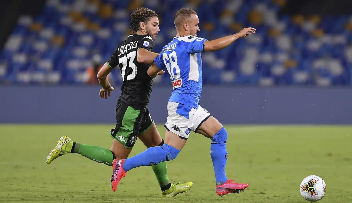 Pemain Napoli Stanislav Lobotka (kanan) dan pemain Sassuolo Manuel Locatelli pada pertandingan Serie A di Stadion San Paolo, Naples, Italia, Sabtu (25/7/2020). Napoli mengalahkan Sassuolo dengan skor 2-0. (Cafaro/LaPresse via AP)