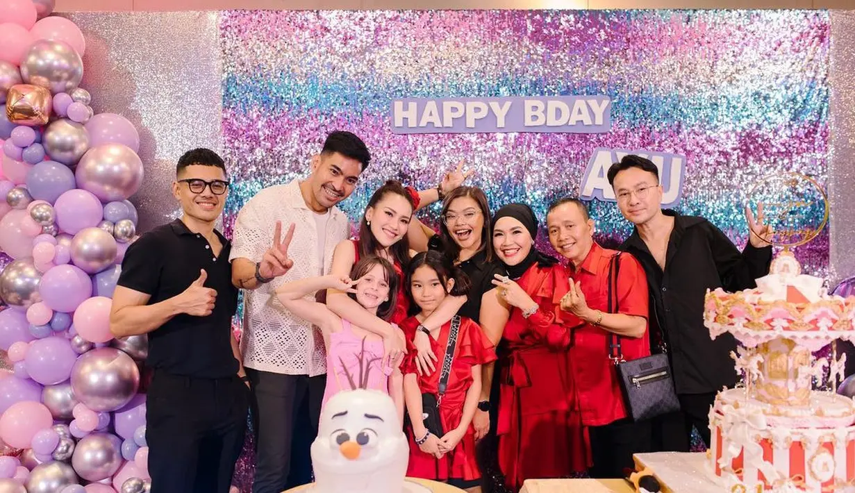Dalam perayaan ulang tahunnya, Ayu beserta keluarganya kompak mengenakan busana serba merah.