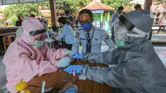 Pegawai Lapas Kemenkumham menjalani rapid test di Lembaga Pembinaan Khusus Anak (LPKA) Klas I Tangerang, Banten, Sabtu (30/5/2020). Rapid test Covid-19 yang diikuti 87 pegawai sebagai salah satu upaya untuk menekan penyebaran virus Corona. (Liputan6.com/Fery Pradolo)