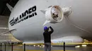Pengunjung mengambil gambar dari The Airlander 10 saat peluncuran media di Cardington Airfield, Bedfordshire, Senin (21/3). Airlander 10 adalah pesawat hybrid, atau gabungan dari pesawat jet dan zeppelin yang dikenal mirip balon udara (ADRIAN DENNIS/AFP)