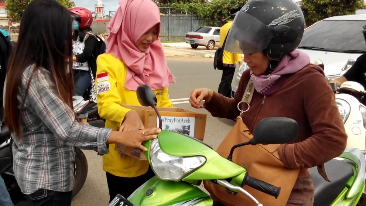 Galang Bantuan Korban Gempa Mahasiswi Cantik Turun Kejalan 