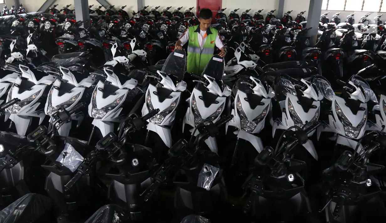 Pekerja melakukan pengecekan sepeda motor yang akan didistribusikan ke dealer di gudang penyimpanan sepeda motor di Jatake, Tangerang, Banten, Kamis (11/7/2019).  Wahana Distribution Center dengan kapasitas 2.700 unit mendistribusikan sepeda motor untuk wilayah Tangerang. (Liputan6.com/Angga Yuniar)