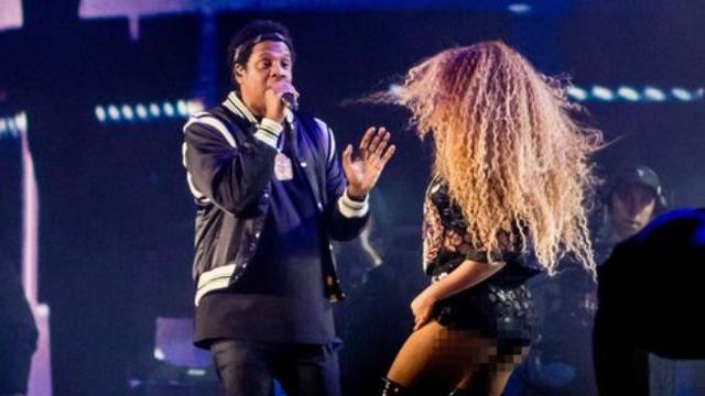 Beyonce juga tampil bersama Jay Z