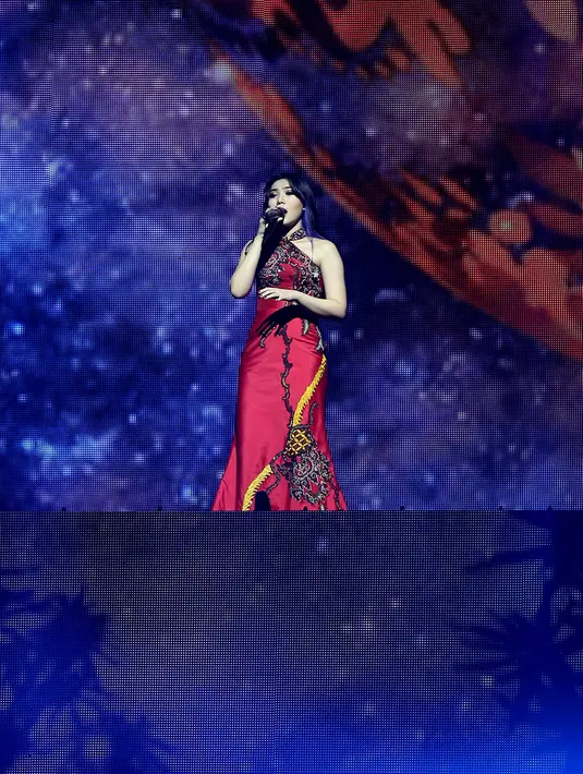 Bagi Isyana, ini pertama kalinya tampil di tv dengan membawakan lagu tradisional di atas panggung. (Andy Masela/Bintang.com)