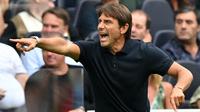 Antonio Conte. Pelatih berusia 53 tahun yang sejak November 2021 menangani Tottenham Hotspur usai menggantikan Nuno Espirito Santo yang dipecat saat musim 2021/2022 telah berjalan ini sebelumnya juga sempat membesut Chelsea di Liga Inggris selama 2 musim pada 2016/2017 dan 2017/2018. Bersama Chelsea ia mampu meraih gelar Liga Inggris pada musim perdananya. Sementara bersama Spurs, ia sukses meloloskan Harry Kane dkk ke Liga Champions musim ini. Saat ini ia tengah dibujuk Juventus untuk pulang kampung menggantikan posisi Massimiliano Allegri. (AFP/Glyn Kirk)