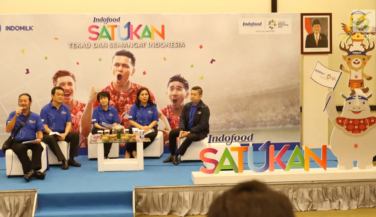 Direktur PT Indofood Sukses Makmur Tbk (INDF) Franciscus Welirang (kiri) memberi keterangan terkait persiapan Asian Games 2018 di Jakarta, Kamis (26/4). INDF juga menginisiasi gerakan Satukan Tekad dan Semangat Indonesia. (Liputan6.com/Angga Yuniar)