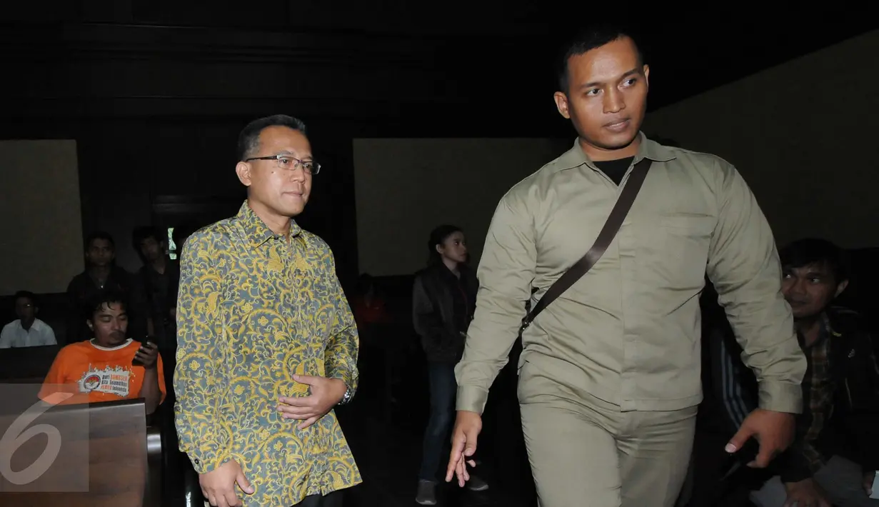 Ketua Hakim PTUN Medan Tripeni Irianto Putro bersiap menjalani sidang pembacaan tuntutan di Pengadilan Tipikor, Jakarta, Kamis (19/11). Tripeni dituntut empat tahun penjara atas perbuatannya menerima uang suap dari OC Kaligis. (Liputan6.com/Helmi Afandi)