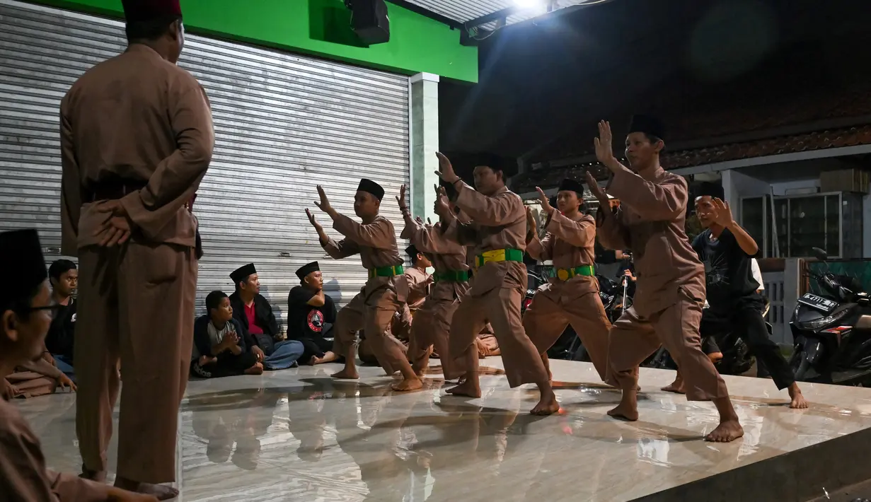 Praktisi pencak silat, seni beladiri yang berasal dari Asia Tenggara, melakukan sesi latihan di Jakarta, Sabtu (14/12/2019). Badan PBB, UNESCO menetapkan pencak silat sebagai warisan budaya tak benda dalam sidang ke-14 Komite Warisan Budaya Tak Benda UNESCO di Bogota, Kolombia. (BAY ISMOYO/AFP)
