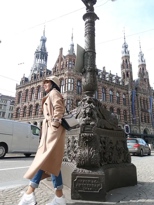 "Perempuan Jawa yg cantik..manis dan seorang ibu yg lembut hatinya," tulis meilidaulfiani. "kamu itu ya mbak, cantik kok kebangetan?, bikin nyesek," tulis zaldyarsymura. "ayu bangeeeeeet," tulis nelia_kusumabruari. (Instagram/yunishara36)